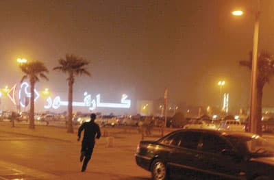 وافدون على كفالة غرفة الرياض يبيعون مستلزمات نسائية