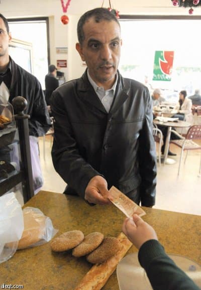 رجل يشتري الخبز من مخبز في العاصمة المغربية الرباط