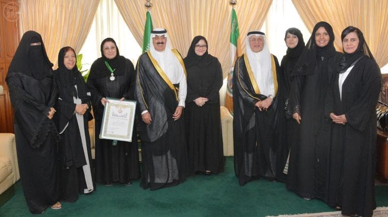 الأمير متعب بن عبدالله يقلّد الدكتورة ثريا عبيد وسام الملك عبدالعزيز من الدرجة الأولى