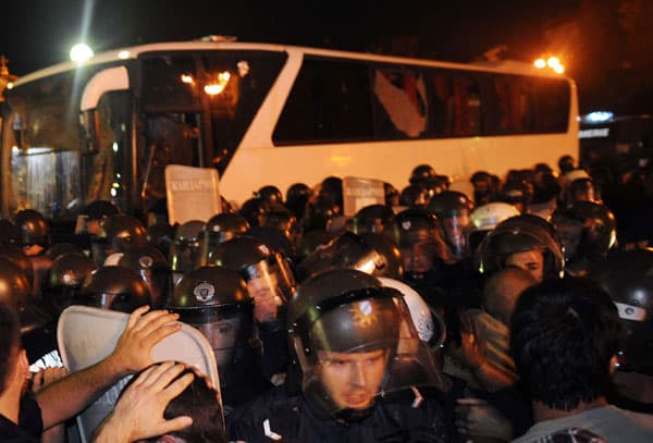 قصة مصورة :خروج نواب ووزراء من البرلمان البلغاري في حراسة الشرطة وسط احتجاجات