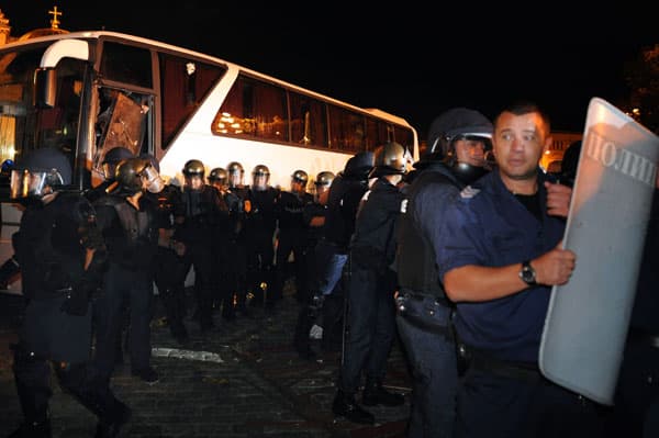 قصة مصورة :خروج نواب ووزراء من البرلمان البلغاري في حراسة الشرطة وسط احتجاجات
