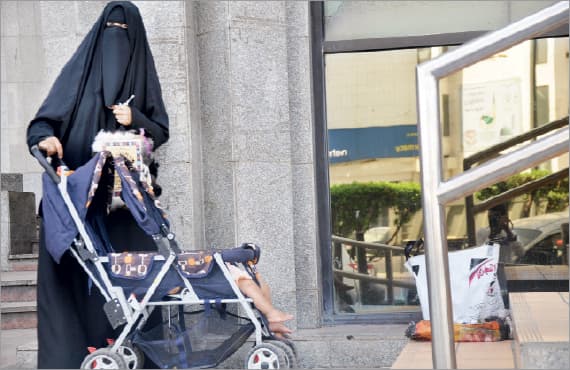 فتيات مراهقات يتسولن في الشوارع بتوجيه من أسرهن