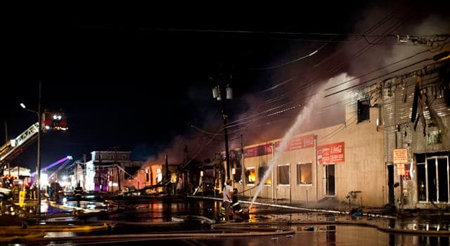 قصة مصورة : السيطرة على حريق هائل في ولاية نيوجيرسي الأمريكية