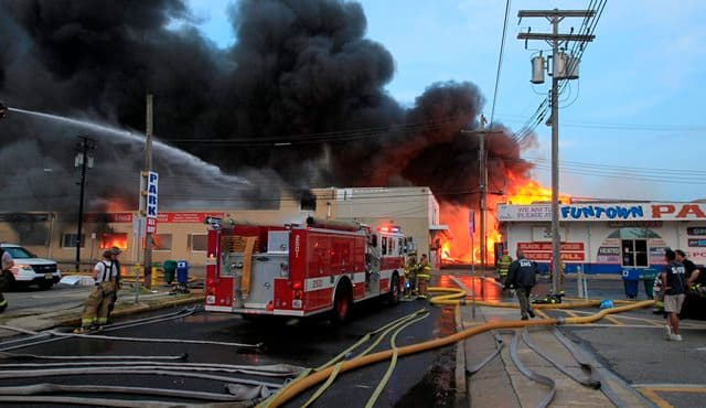 قصة مصورة : السيطرة على حريق هائل في ولاية نيوجيرسي الأمريكية