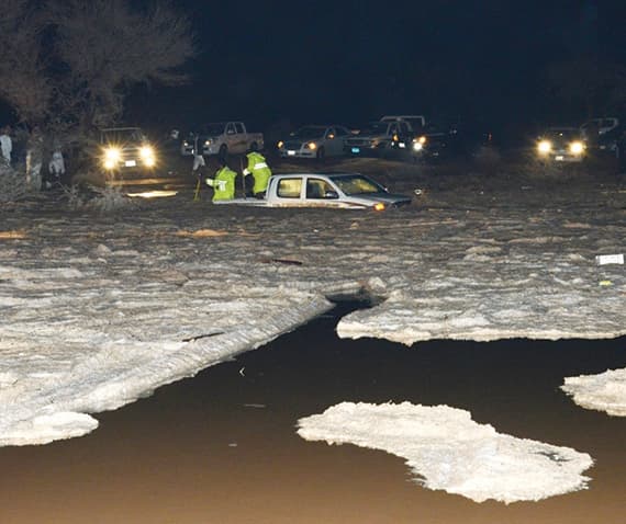 شباب حائل يغامرون بمركباتهم في اقتحام الأودية والشعاب