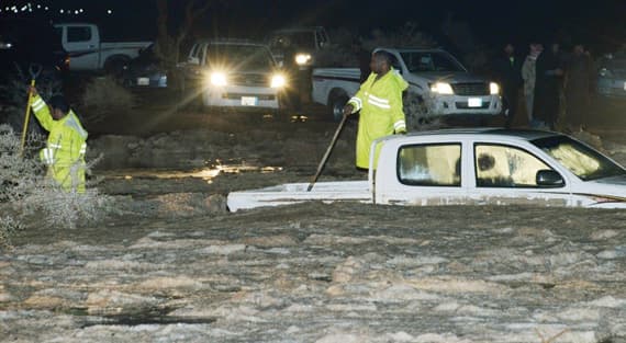 شباب حائل يغامرون بمركباتهم في اقتحام الأودية والشعاب