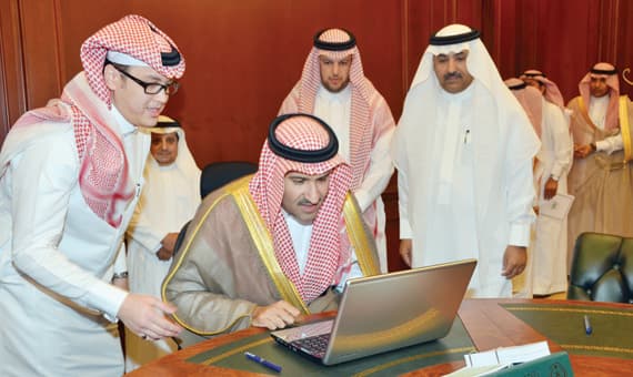 أمير المدينة يدشن موقع جائزة الأداء الحكومي المتميز