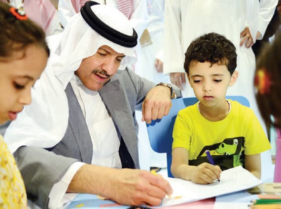 سلطان بن سلمان ينصت للتراثيين الصغار