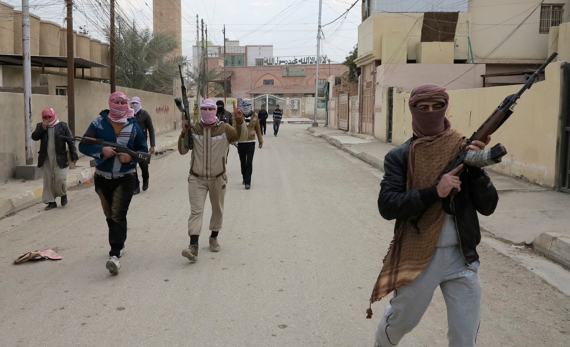 المالكي يواجه انتفاضة سياسية وشعبية.. استقالة 44 نائبا واشتباكات في الفلوجة والرمادي