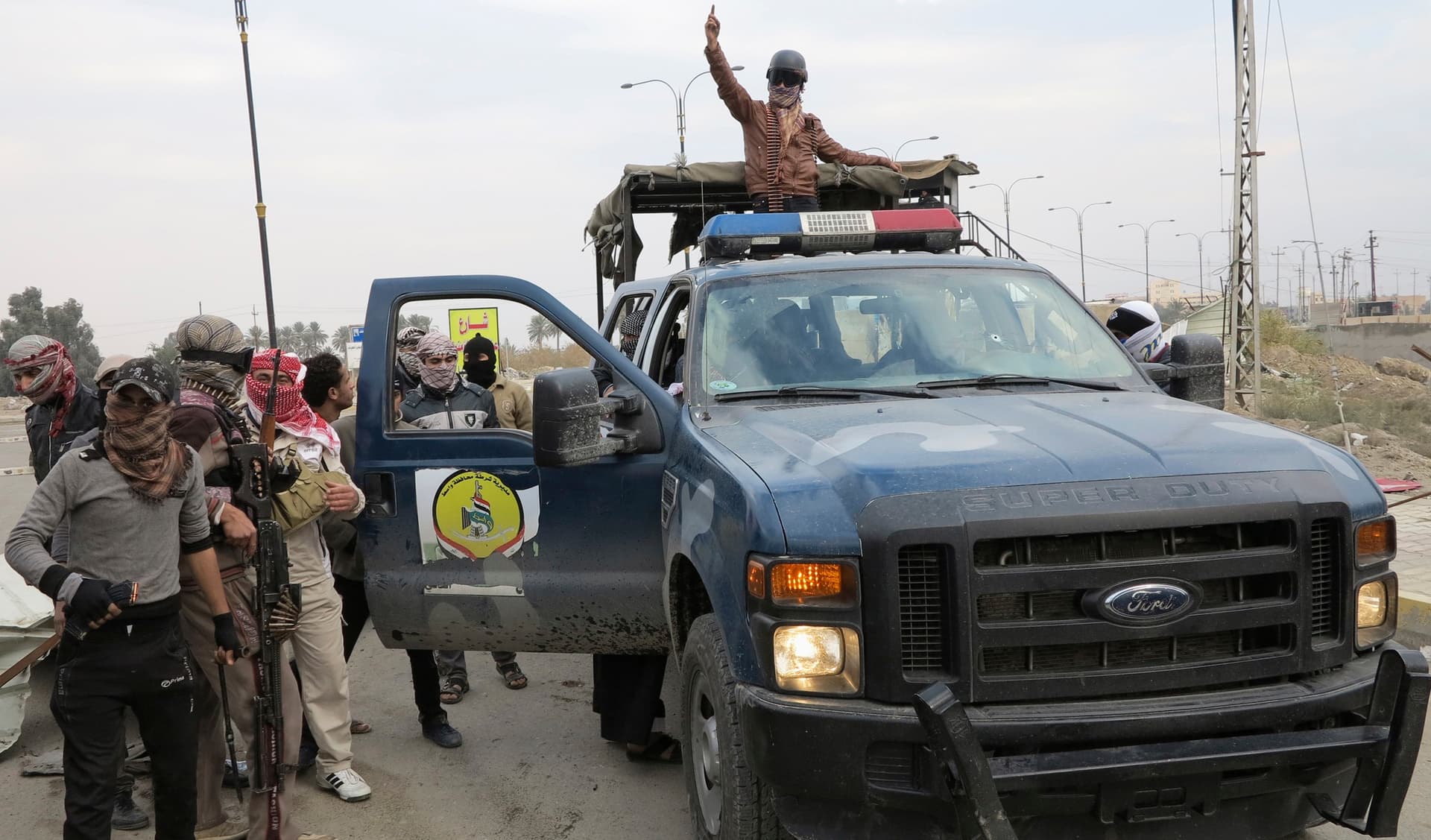 المالكي يواجه انتفاضة سياسية وشعبية.. استقالة 44 نائبا واشتباكات في الفلوجة والرمادي