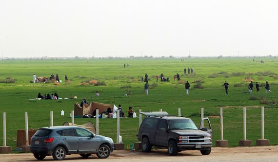 قصة مصورة : الأمطار والطبيعة الخلابة تجذب سكان الرياض لزيارة روضة نورة