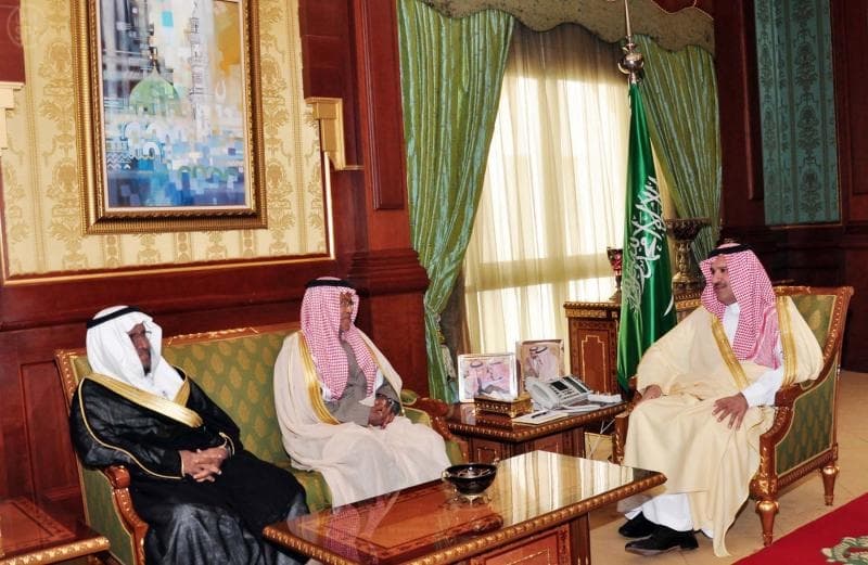 أمير المدينة المنورة يؤكد أهمية تعزيز البعد الإسلامي العالمي للنادي الأدبي