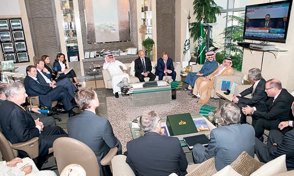 الوليد بن طلال يناقش مواضيع اقتصادية مع وفد سويدي