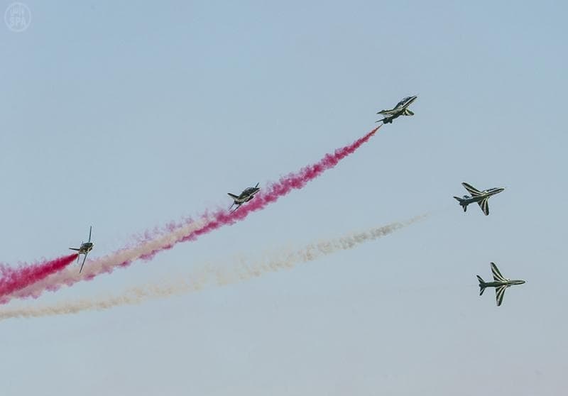 قصة مصورة : الصقور السعودية ترسم لوحة إبداعية في سماء حائل