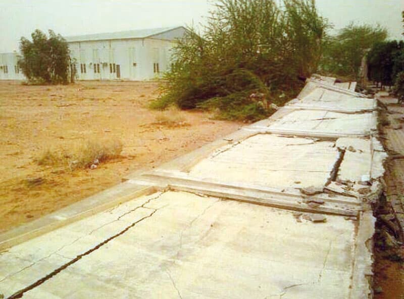 سور «الموج» .. يسقط