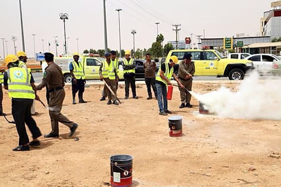 مدني رفحاء يدرب العمالة الأجنبية على إطفاء الحرائق وتطبيق خطط الإخلاء
