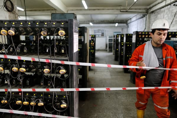 الشرطة التركية تطلق الغاز المسيل للدموع لتفريق المتظاهرين في مكان حادث المنجم