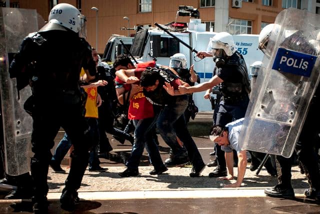 الشرطة التركية تطلق الغاز المسيل للدموع لتفريق المتظاهرين في مكان حادث المنجم