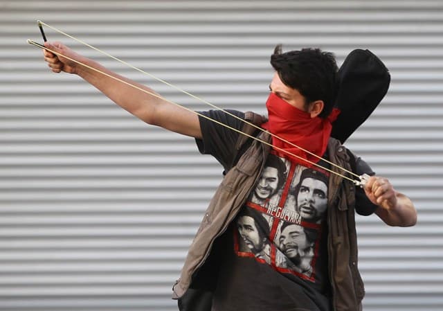 الشرطة التركية تطلق الغاز المسيل للدموع لتفريق المتظاهرين في مكان حادث المنجم