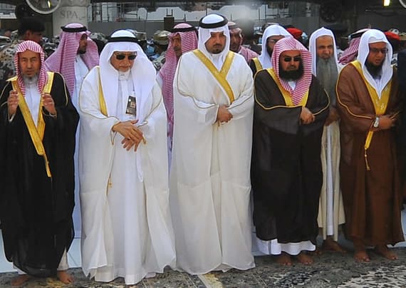 قصة مصورة : أمير مكة المكرمة يتشرف بغسل الكعبة المشرفة