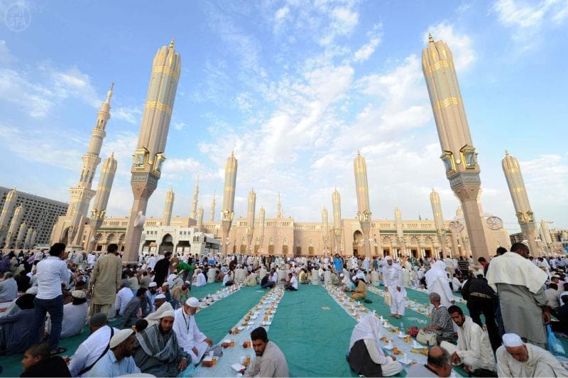قصة مصورة: السفر الرمضانية بالمسجد النبوي واجهة من أعمال الخير