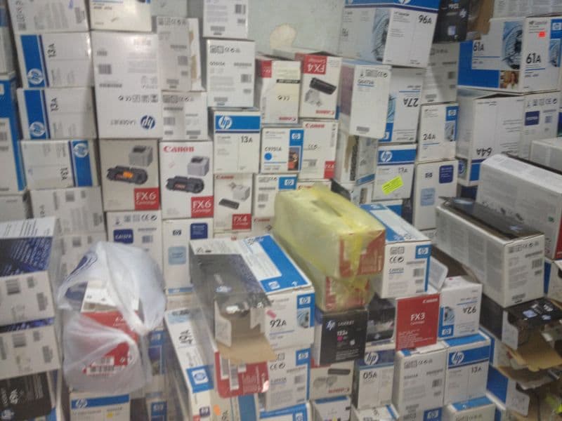 "التجارة" توقِع بعمالة تغش أحبار الطابعات وتصادر 35 ألف عبوة