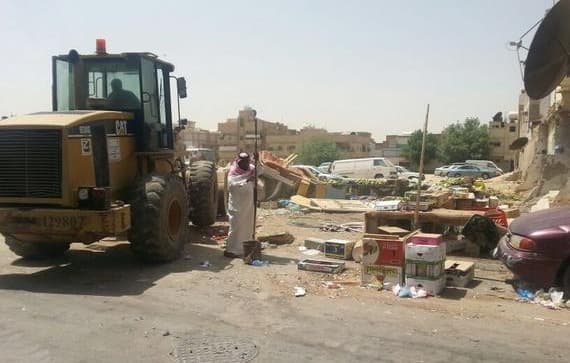 أمانة الرياض تباشر بلاغات ضد الجائلين الأجانب في منفوحة والصناعية