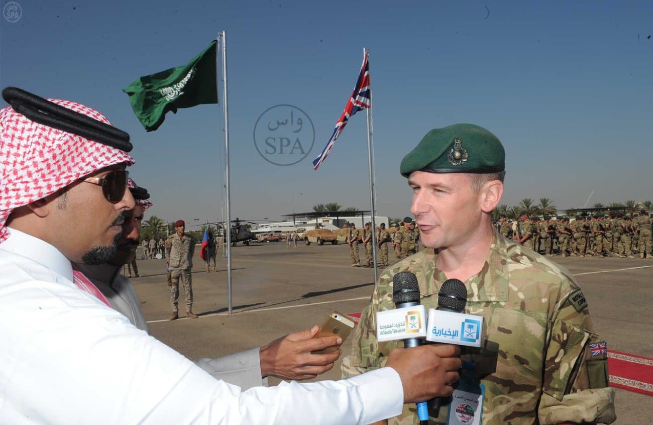 قصة مصورة: التمساح الأحمر يجمع القوات السعودية والبريطانية في تبوك