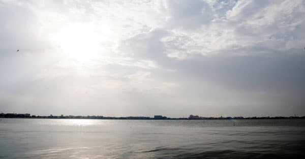 «الأرصاد» تحذر من ارتياد البحر
والطرق السريعة