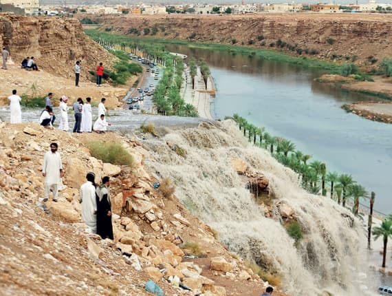 هطول أمطار غزيرة على الرياض .. وتوقع استمرارها الليلة