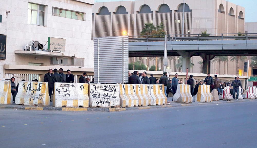 طوابير طويلة أمام «استقدام الرياض» منذ ساعات الفجر الأولى .. لا تنظيم