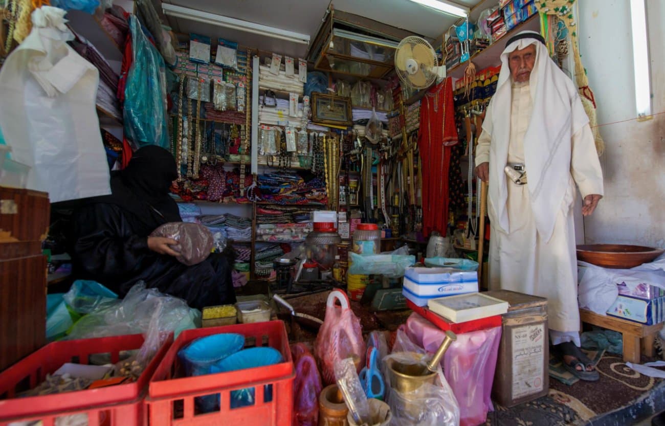 سوق السبت في بلجرشي يستقطب المتسوقين بمعروضاته ومنتجاته المميزة