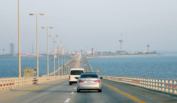 الانتهاء من الدراسات الفنية والمالية لجسر الملك حمد نهاية مارس