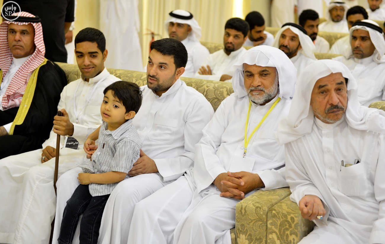 ولي العهد ينقل تعازي الملك سلمان لأسر وذوي ضحايا تفجير القديح