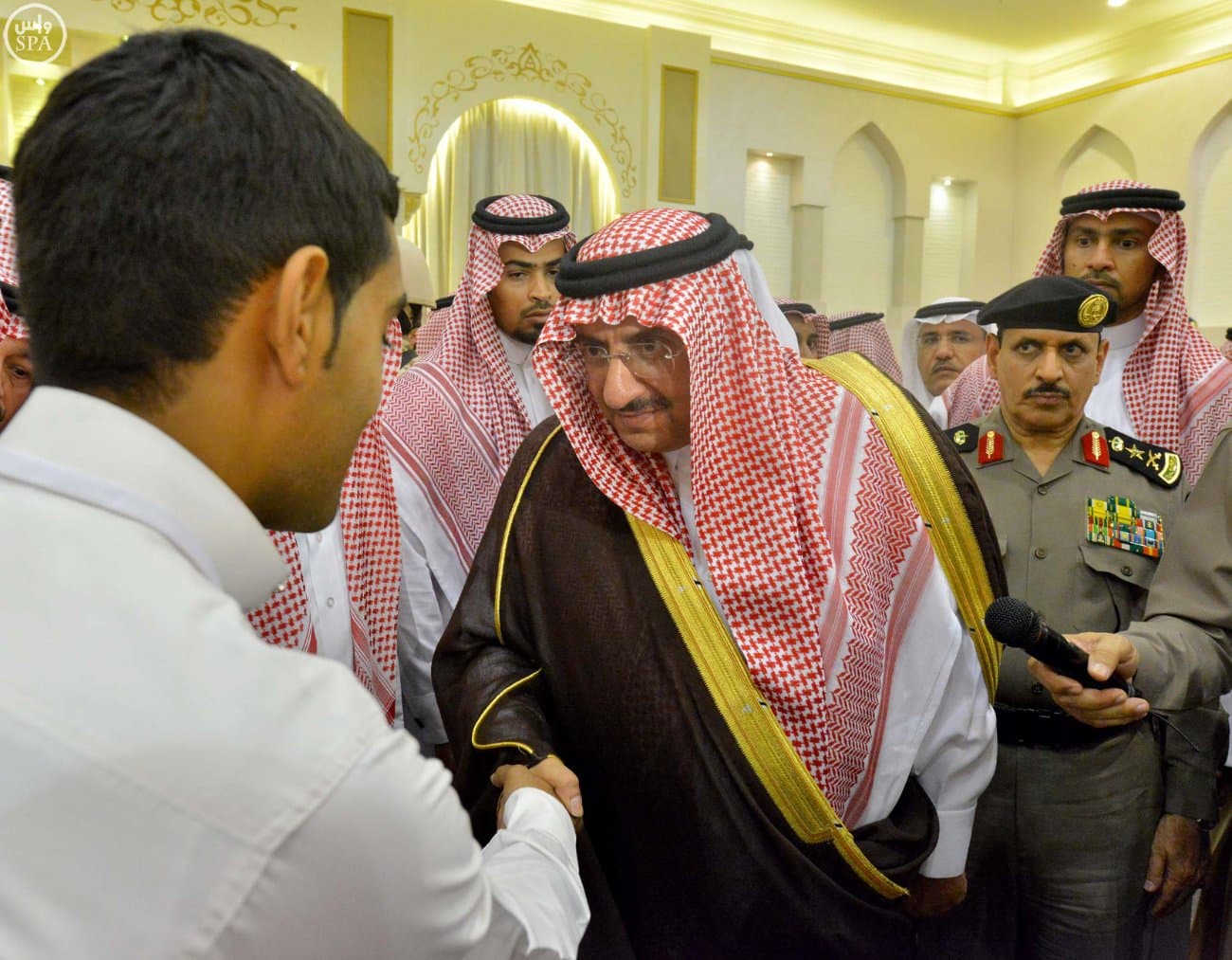 ولي العهد ينقل تعازي الملك سلمان لأسر وذوي ضحايا تفجير القديح