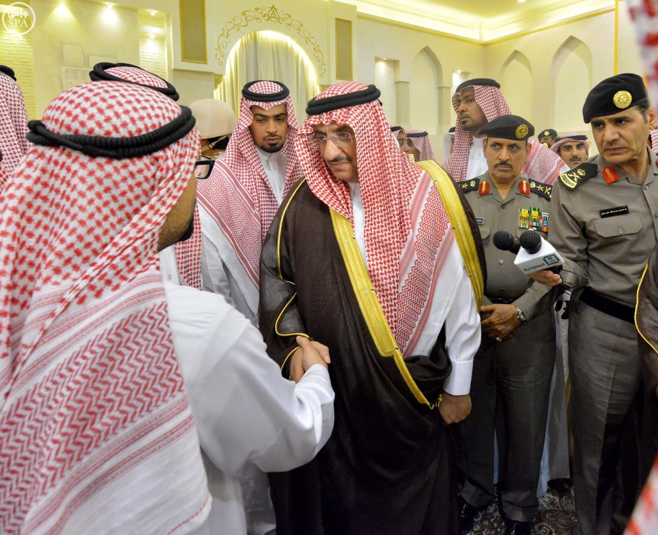 ولي العهد ينقل تعازي الملك سلمان لأسر وذوي ضحايا تفجير القديح