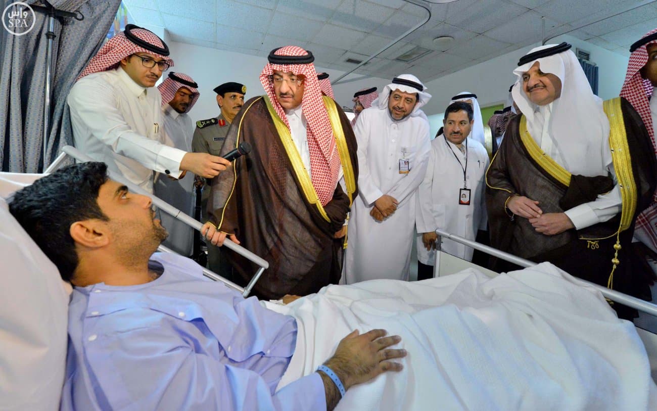 ولي العهد ينقل تعازي الملك سلمان لأسر وذوي ضحايا تفجير القديح