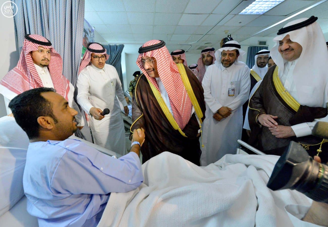 ولي العهد ينقل تعازي الملك سلمان لأسر وذوي ضحايا تفجير القديح