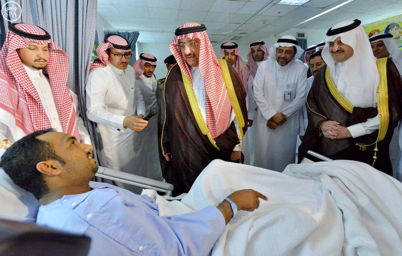 ولي العهد ينقل تعازي الملك سلمان لأسر وذوي ضحايا تفجير القديح