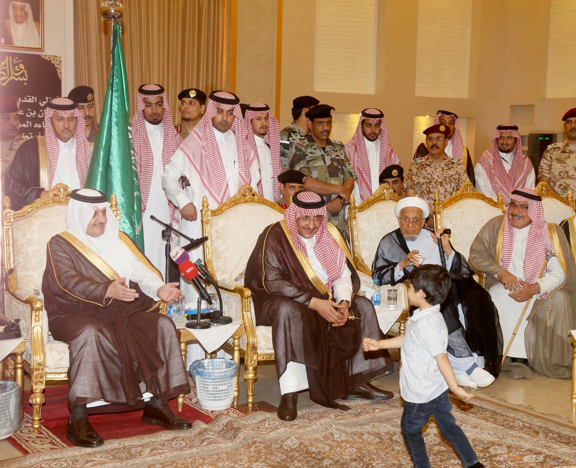 ولي العهد ينقل تعازي الملك سلمان لأسر وذوي ضحايا تفجير القديح