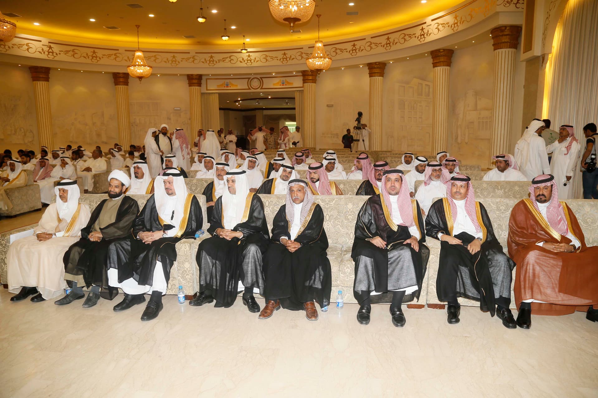 ولي العهد ينقل تعازي الملك سلمان لأسر وذوي ضحايا تفجير القديح