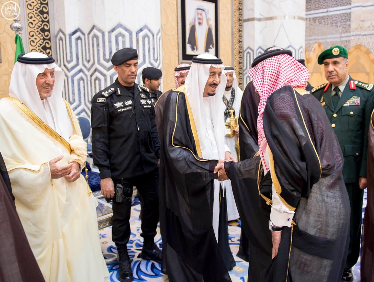 الملك يصل إلى المدينة المنورة ويزور المسجد النبوي