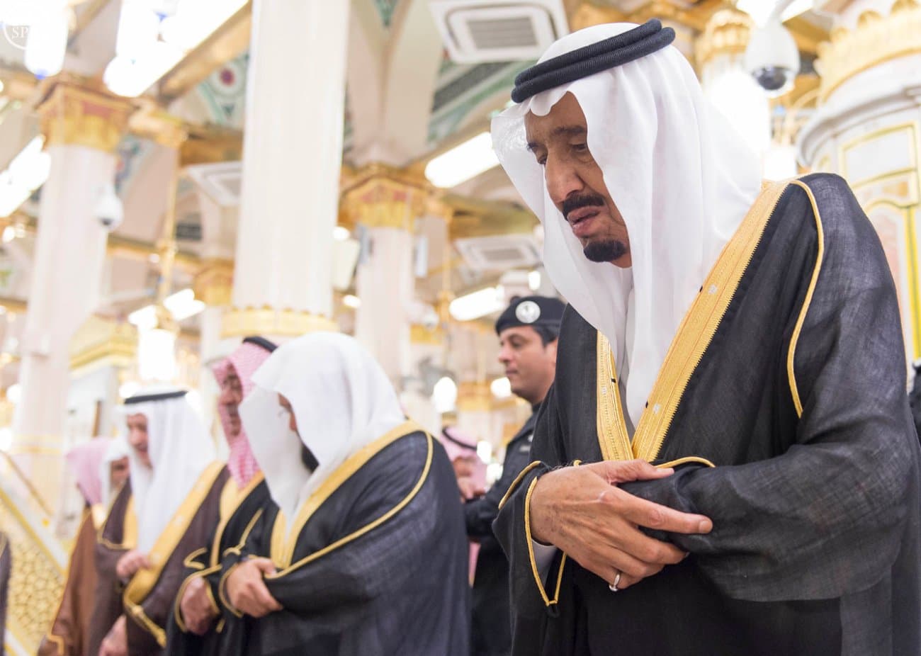 الملك يصل إلى المدينة المنورة ويزور المسجد النبوي