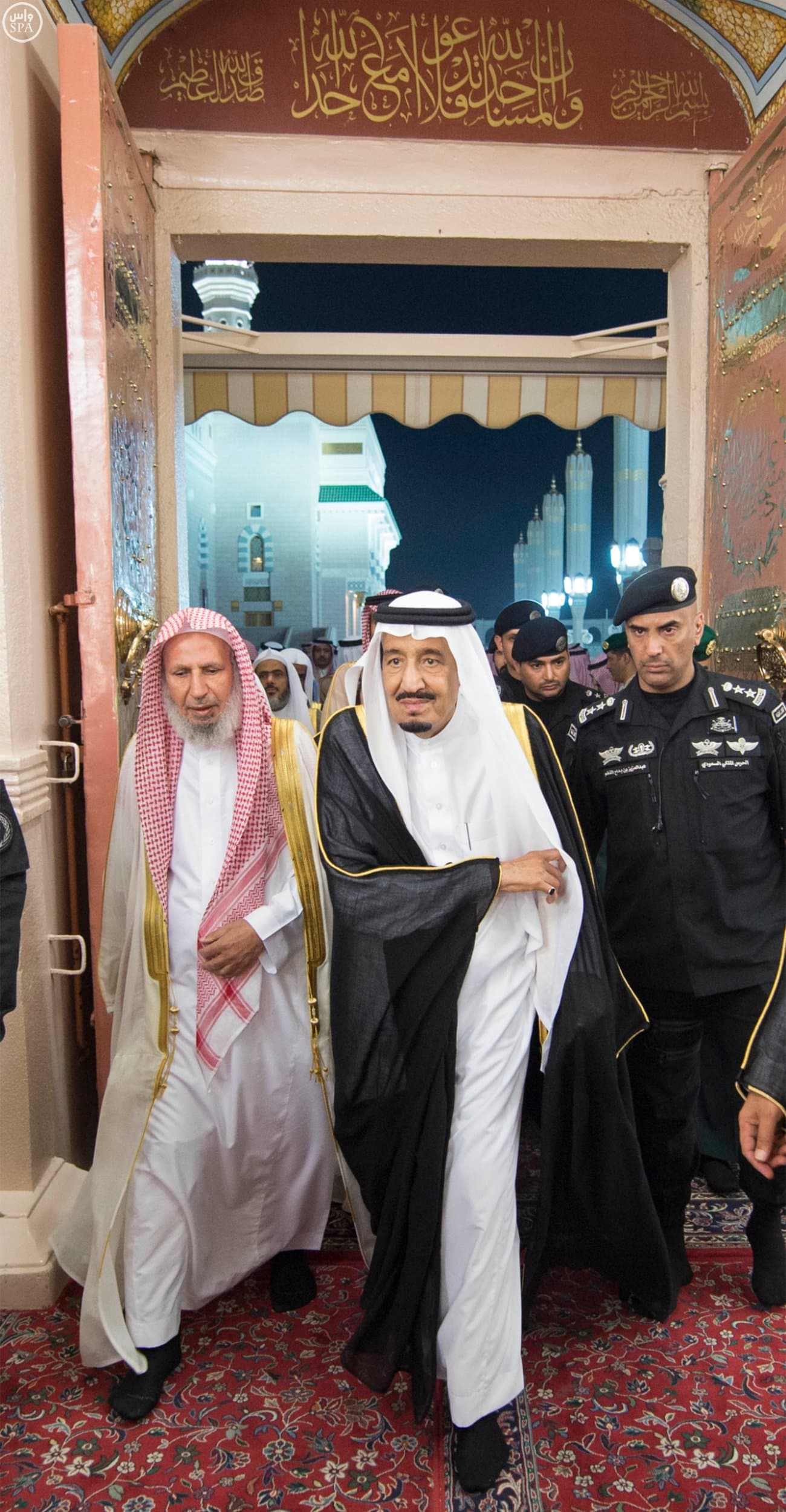 الملك يصل إلى المدينة المنورة ويزور المسجد النبوي