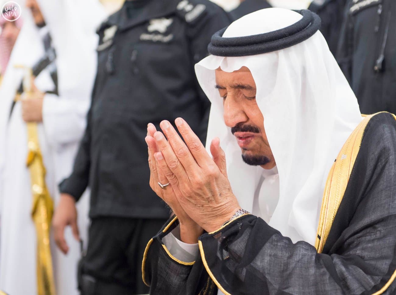 الملك يصل إلى المدينة المنورة ويزور المسجد النبوي