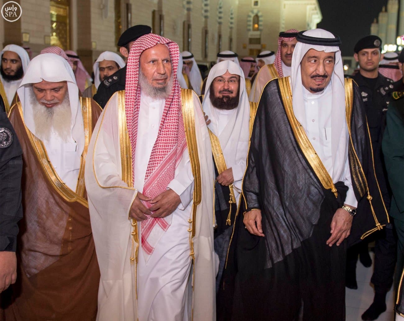 الملك يصل إلى المدينة المنورة ويزور المسجد النبوي