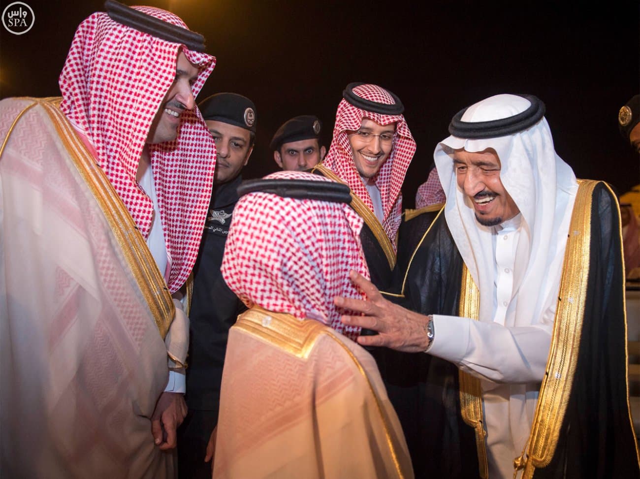 الملك يصل إلى المدينة المنورة ويزور المسجد النبوي