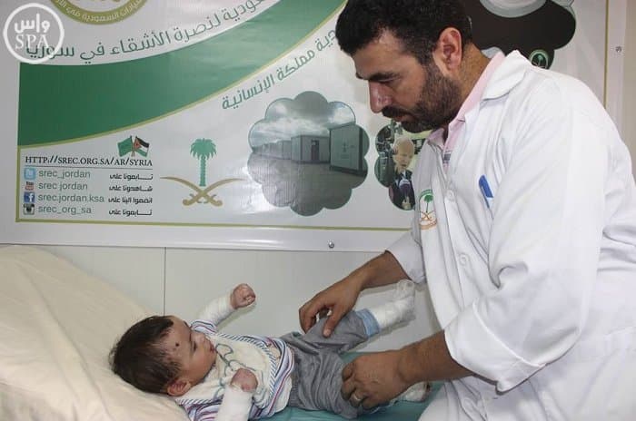 العيادات السعودية تعالج حالة مرضية نادرة لطفل سوري بمخيم الزعتري