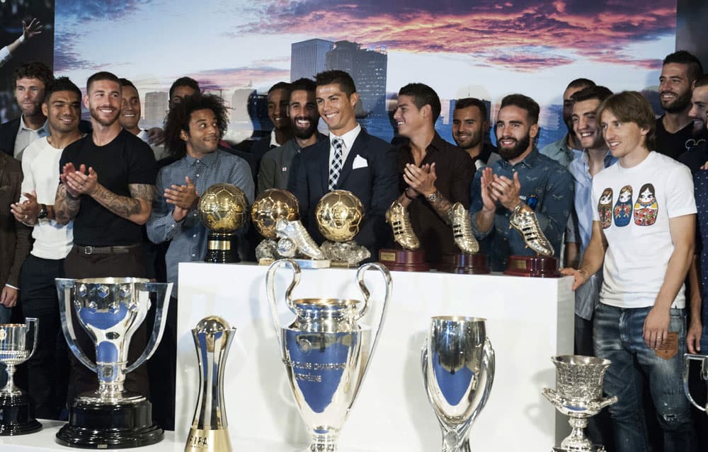 قصة مصورة : ريال مدريد يكرم كريستيانو رونالدو كأفضل هداف في تاريخه