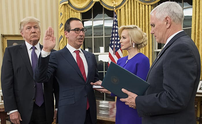 وزير الخزانة الأمريكي ستيف منوتشين أثناء أدائه للقسم بجانب الرئيس دونالد ترمب